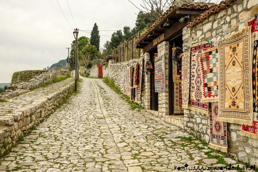 Rrugicë tradicionale në Kalanë e Beratit